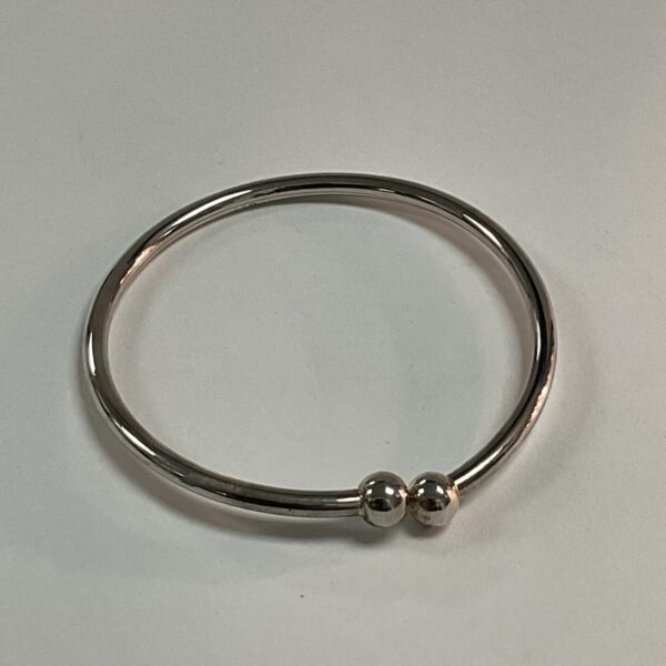 Delicate 925 silver bracelet with ball ends.