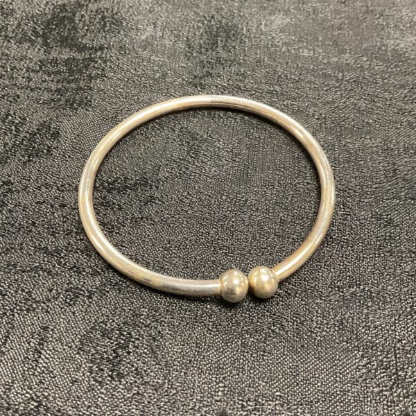 Elegant 925 silver bracelet with ball end details.