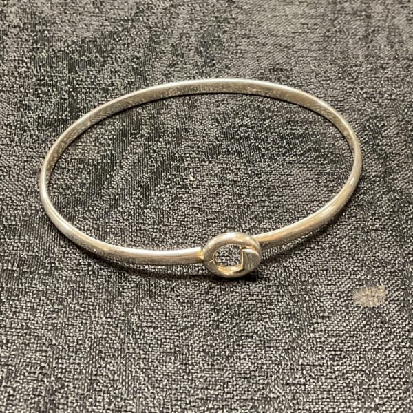 Close-up of a 925 silver bracelet with an O-shaped clasp.
