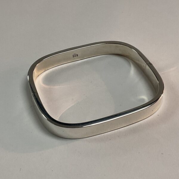 Close-up of a 925 silver square bracelet with a modernist design.