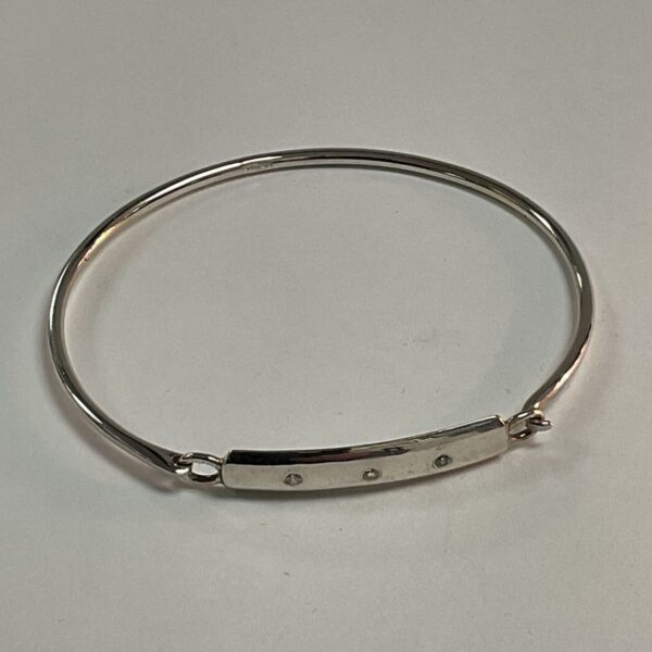 Delicate 925 silver bracelet with three white stones.