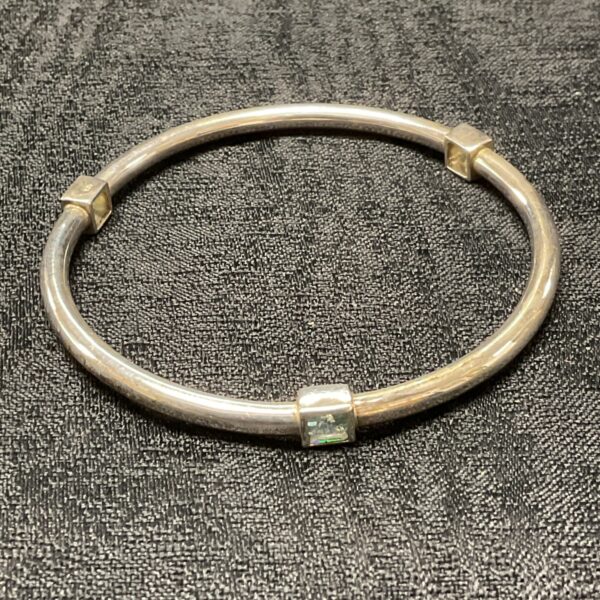 Elegant 925 silver bracelet with a vibrant topaz stone.