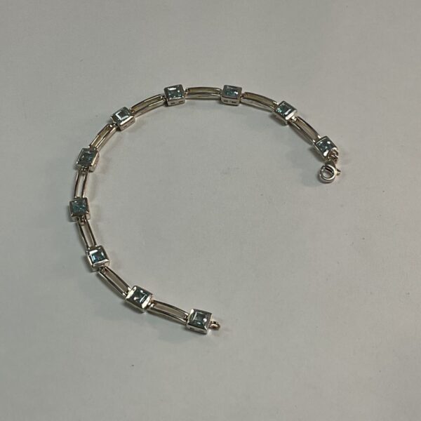 Elegant 925 silver bracelet with rectangular topaz gemstones.
