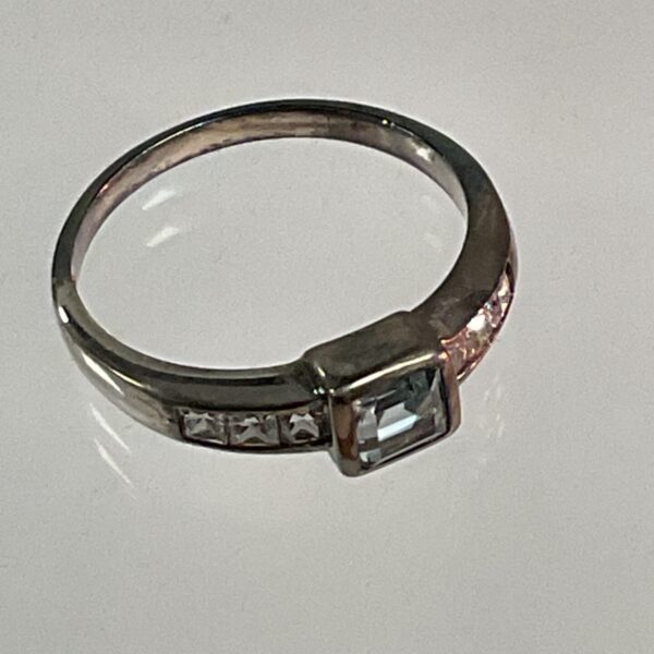 Elegant 925 silver ring with a rectangular topaz stone.