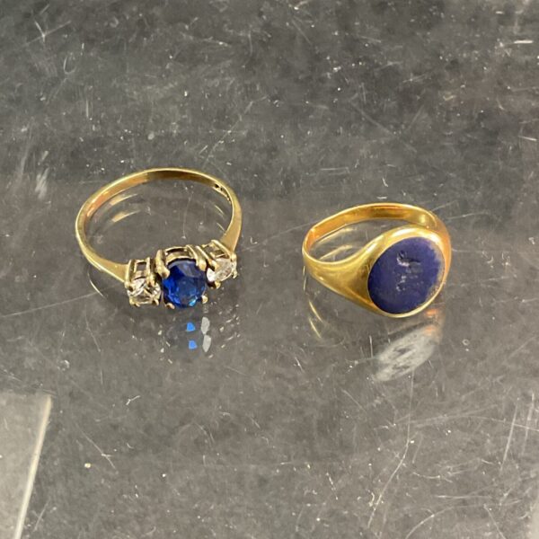 Vintage 9ct gold ring with blue and white stones.