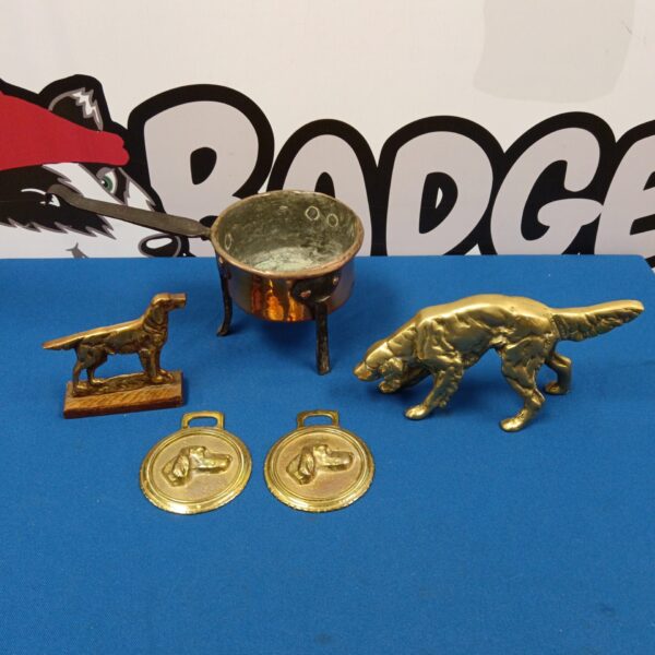Antique brass bloodhound statue, horse brasses, and copper pan lot.