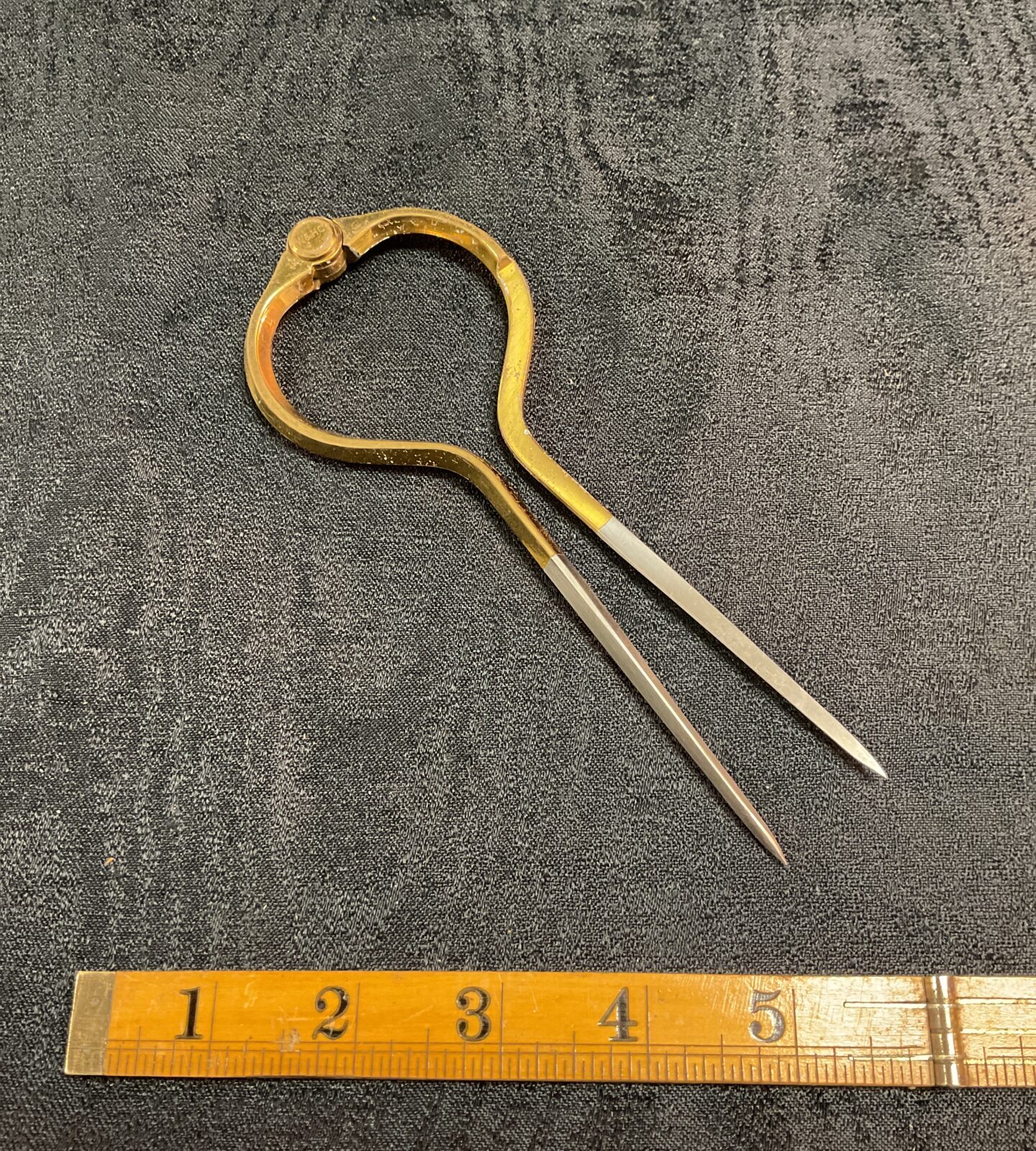 Diiders Instrument Pair of W & H C brass Navigation dividers – Badgers Auctions
