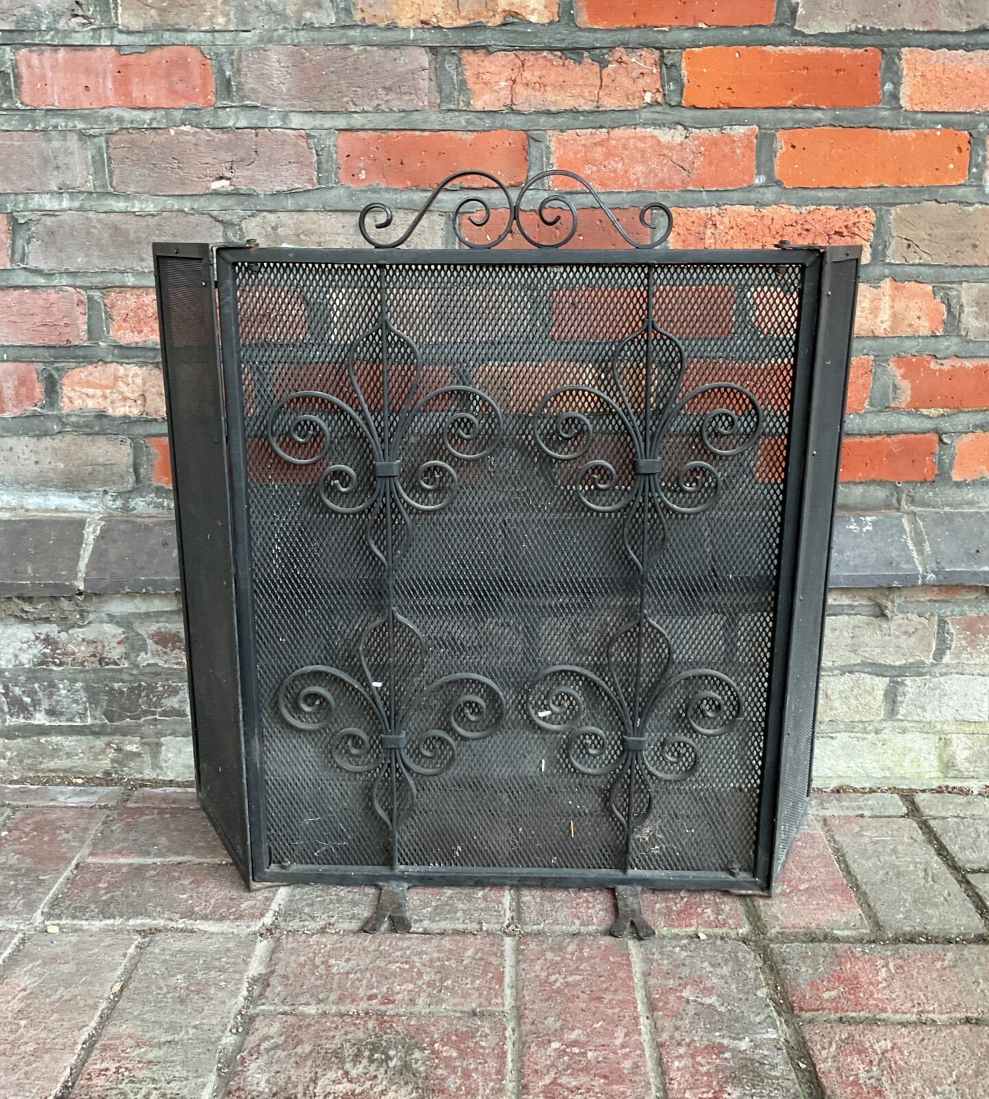 Iron trifold fleur de lis firescreen – Badgers Auctions