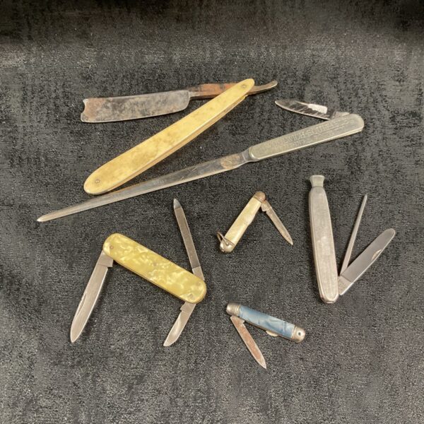Lot of six assorted vintage knives including a cut throat razor.