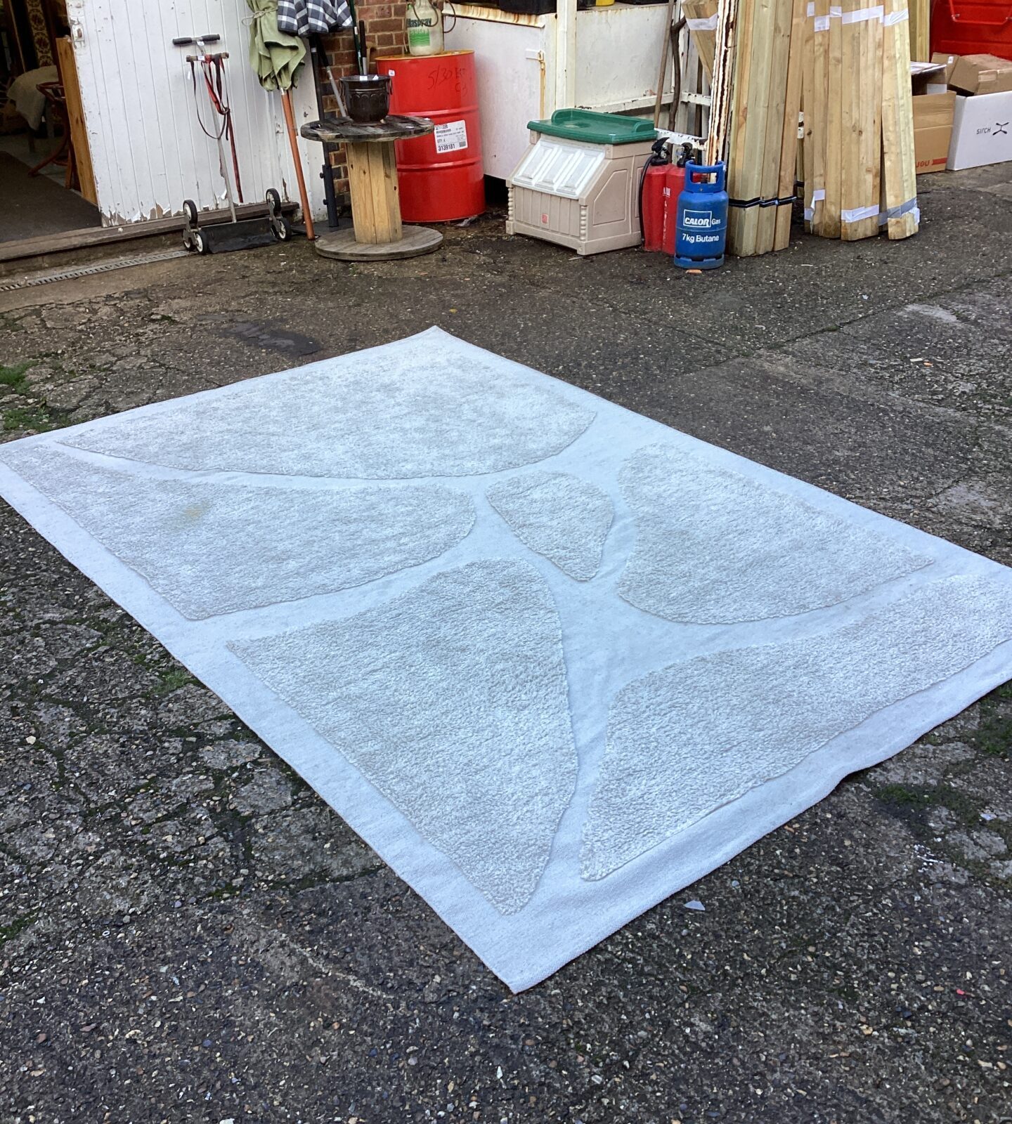 Large beige rug 9ft x 6ft – Badgers Auctions