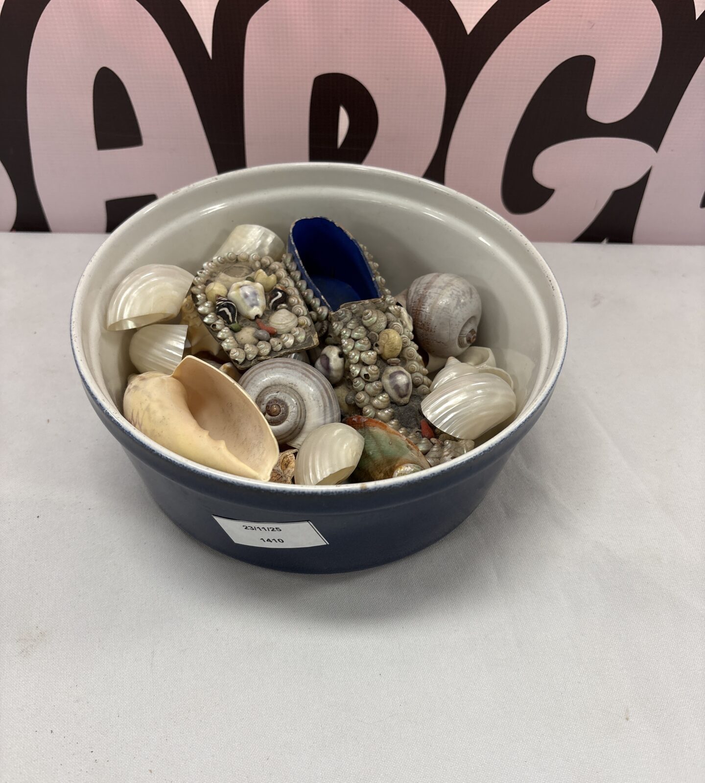 Blue ceramic bowl of mixed sea shells – Badgers Auctions