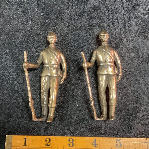 Vintage Boer War style metal soldier figurines.