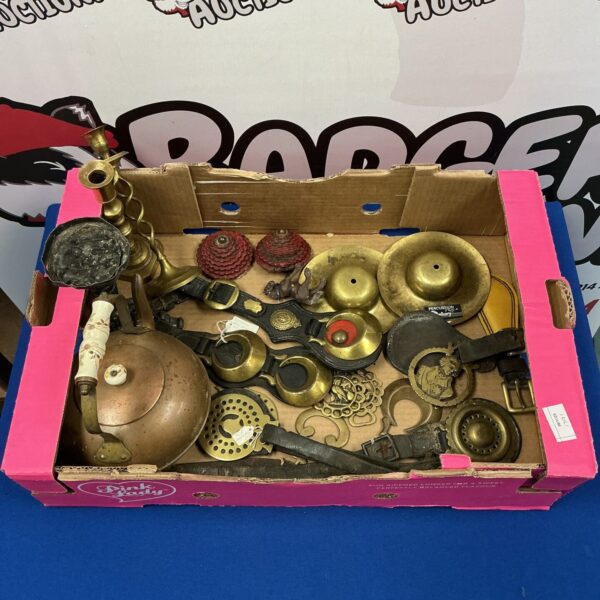 Mixed lot of vintage brassware including horse brasses and drum kit hats.