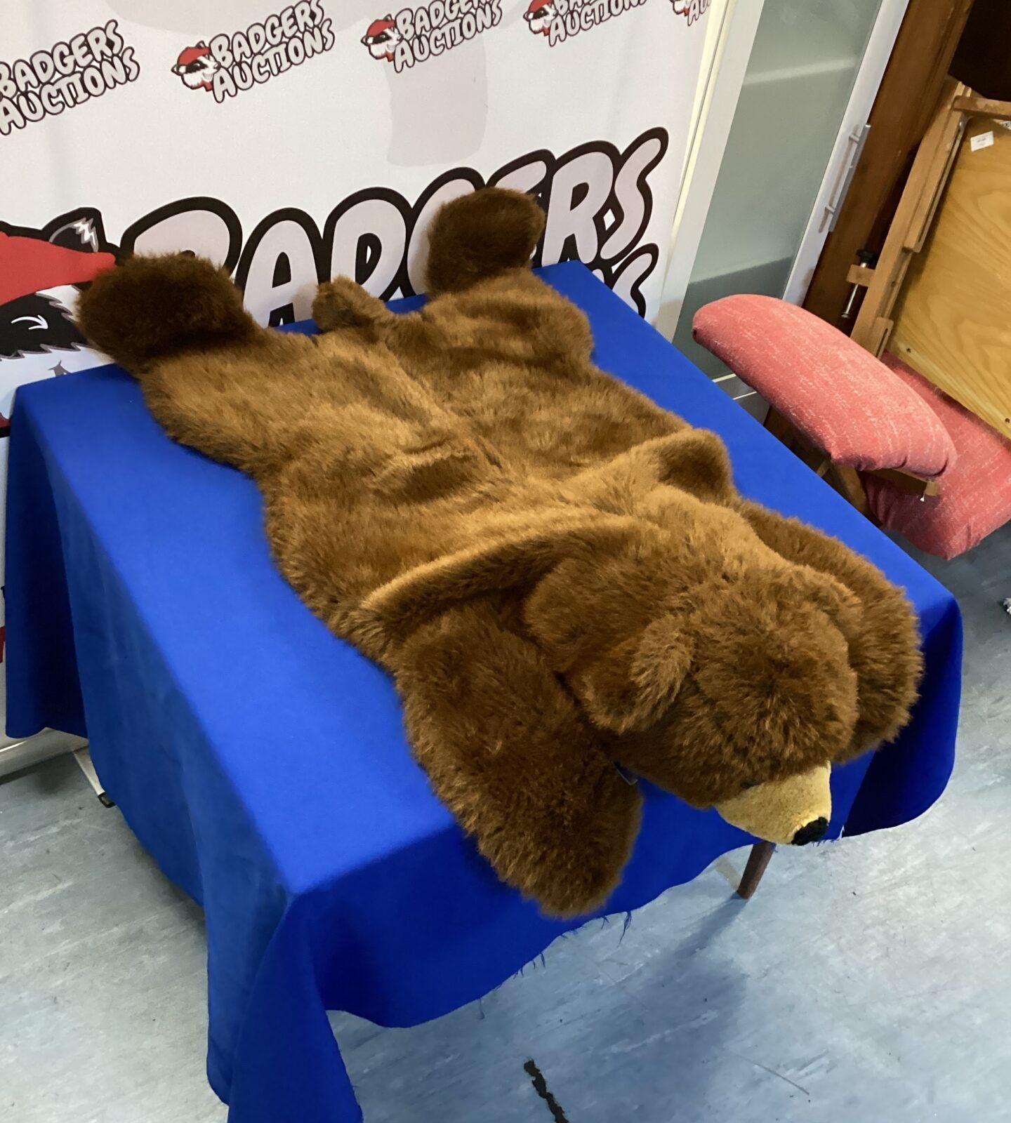 Bear Ruf A brown bear child’s rug – Badgers Auctions