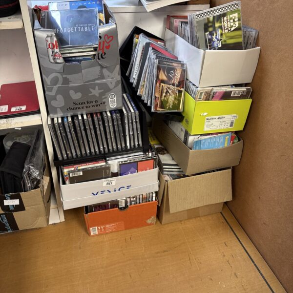 Large joblot of mixed music CDs and albums.