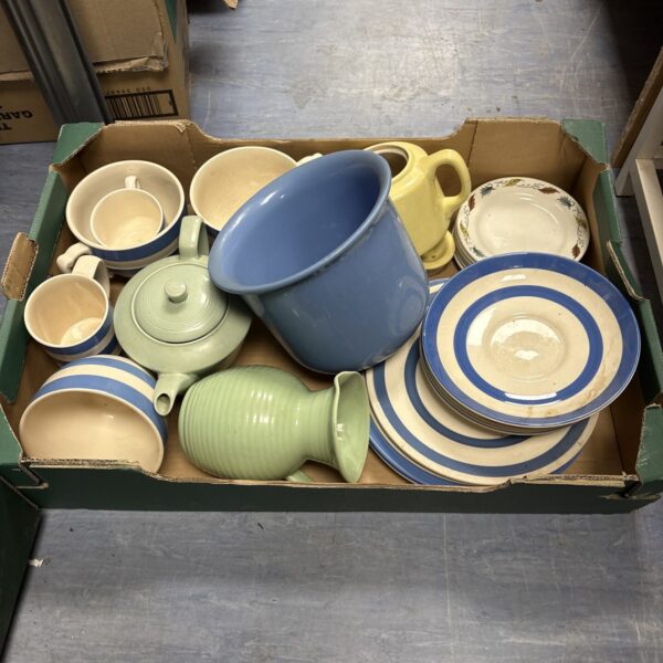 Mixed lot of vintage Cloverleaf china with floral patterns.