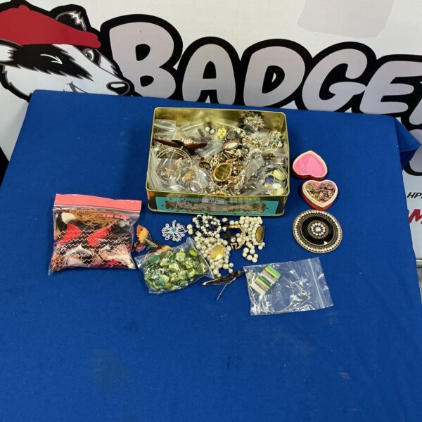 Assorted costume jewellery lot with beads and pendants.