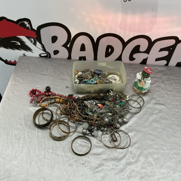 Mixed lot of vintage and costume jewellery assortment.