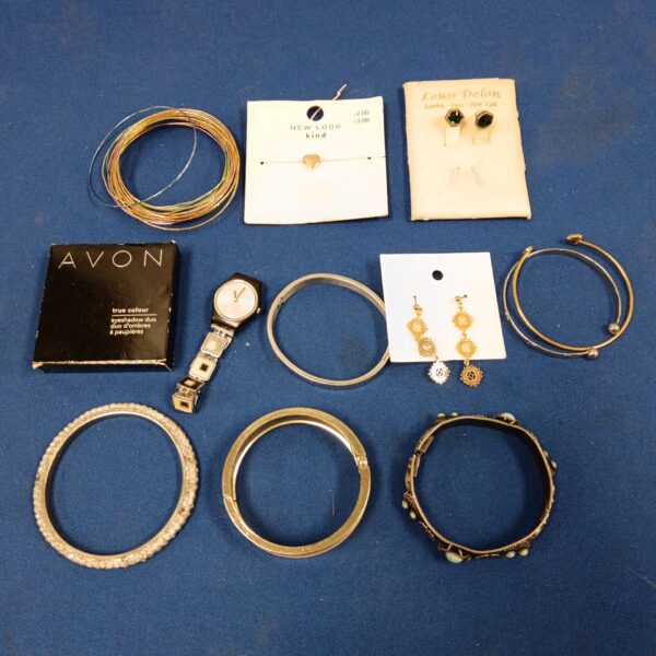 Costume jewellery lot featuring vintage bracelets and bangles.