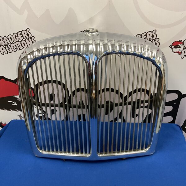 Chrome Daimler Sovereign XJ6 grill with badge.