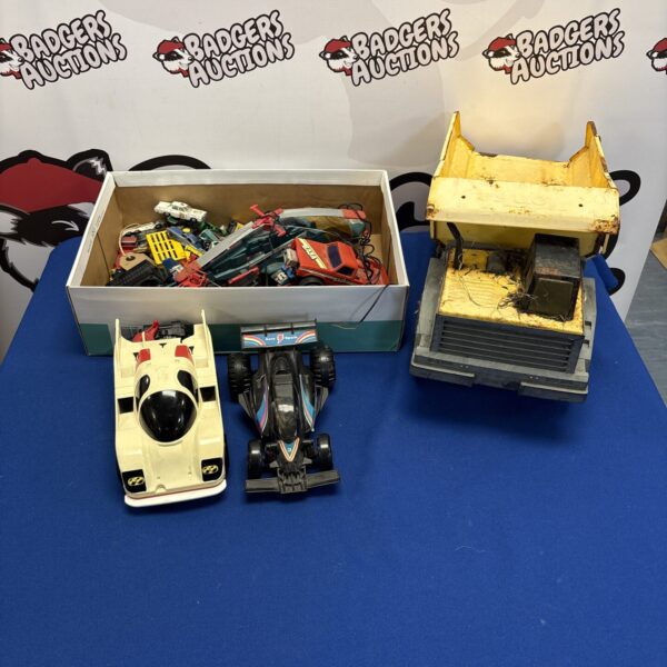 Mixed lot of vintage and modern diecast model cars.