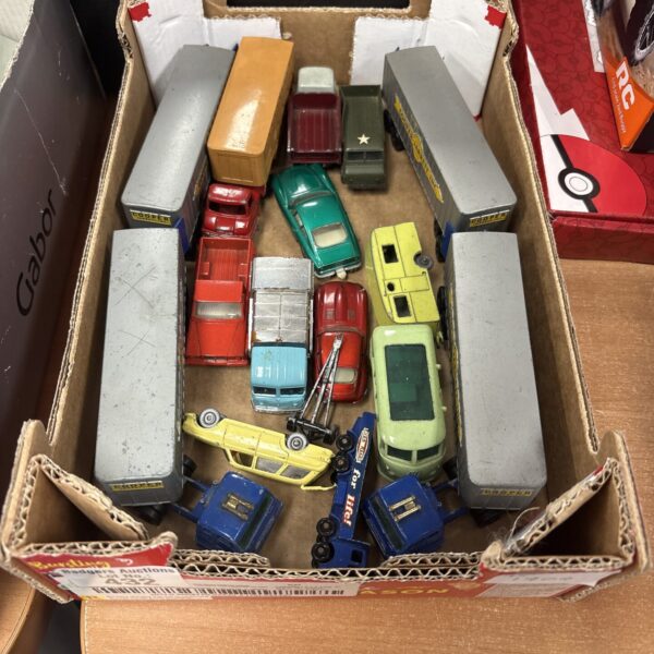 Mixed lot of vintage and modern diecast model cars and vehicles.