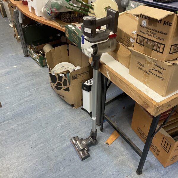 Dyson V8 cordless vacuum body, untested, for spare parts.