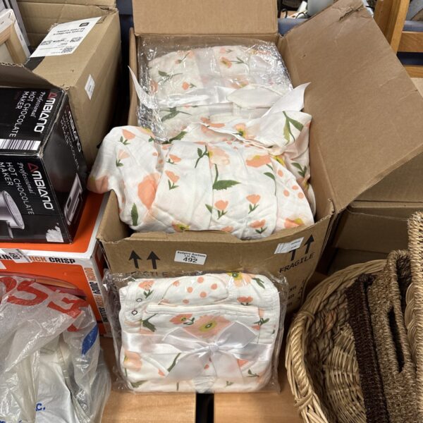 Mixed lot of floral patterned shawls for collectors.