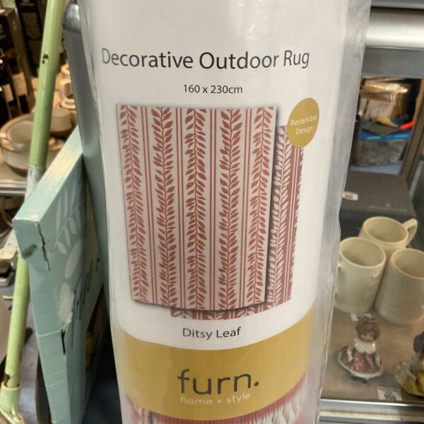 Furn decorative outdoor rug with a leaf pattern for gardens.