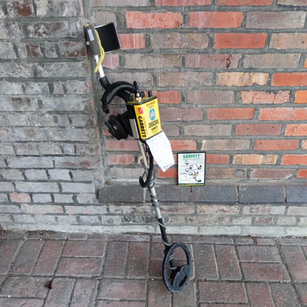 Garrett Sea Hunter MK2 metal detector with headphones, ideal for beach hunting.