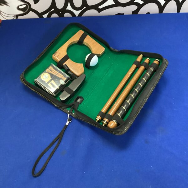 Closed golf putting gift set with carrying case and handle.