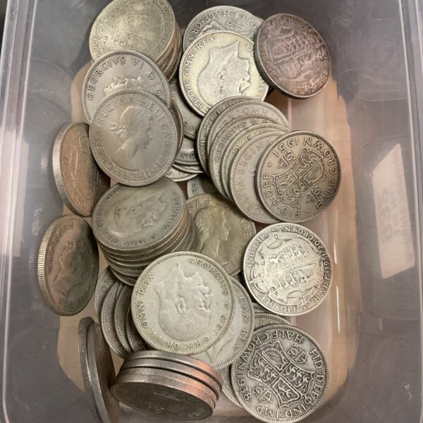 Overview of a large lot of British Half Crown coins, mostly silver.