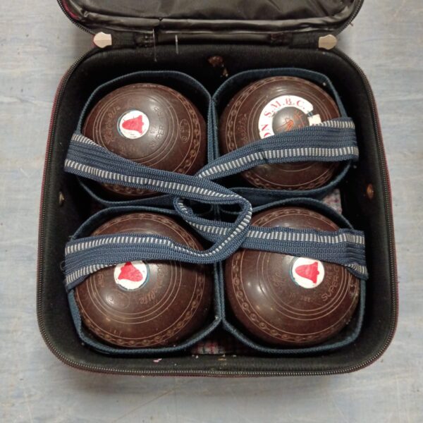 Vintage Hemselite lawn bowls set in a carry case.