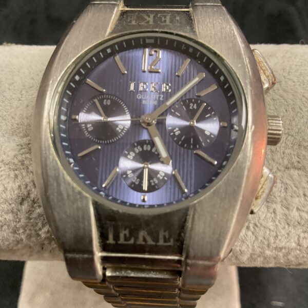 Stainless steel Ieke quartz wristwatch with a detailed dial.
