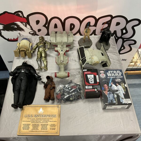Collection of staw wars toys and accessories