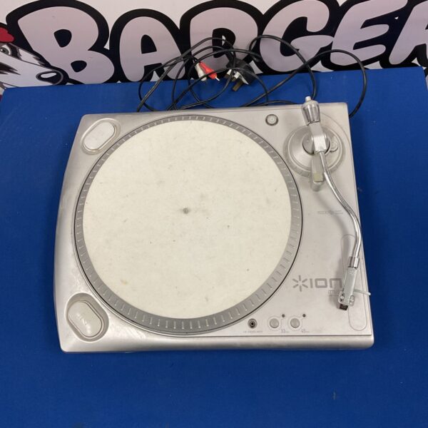 Front view of the ION iTTUSB USB turntable record player.