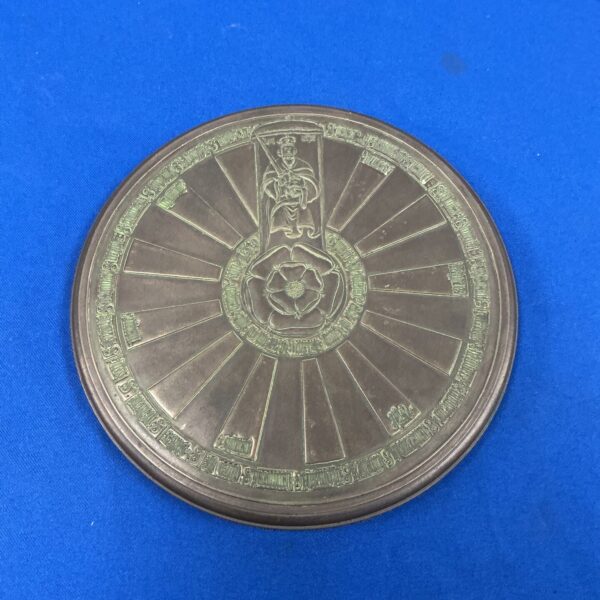 Detailed King Arthur plaque with Round Table heraldry for collectors.