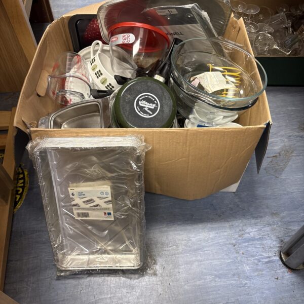 Mixed kitchenware lot including Pyrex and Vivaware items.