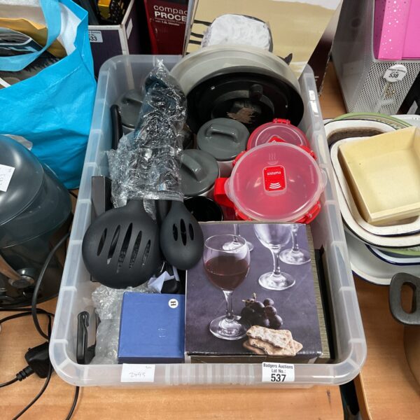 Mixed kitchenware lot with Sistema storage tubs and various accessories.