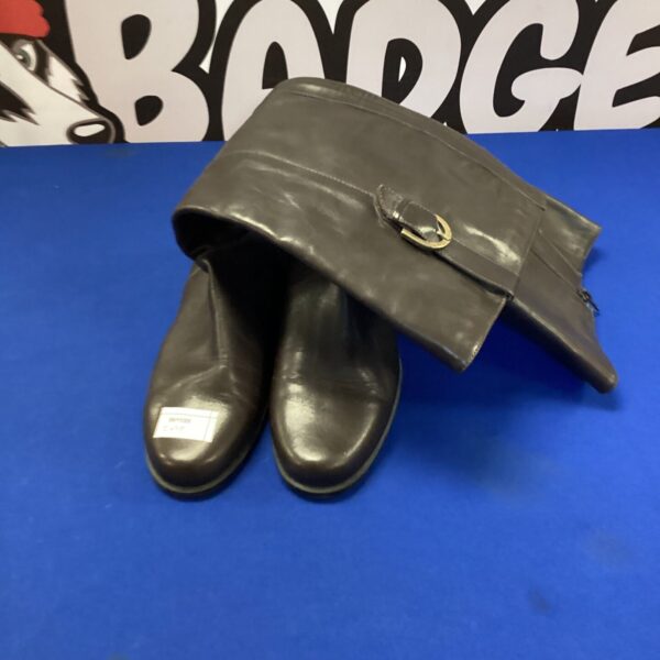 Ladies’ size 6 leather knee high boots, classic vintage style.