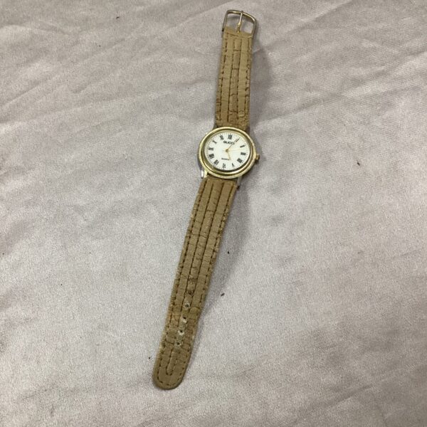 Gold tone ladies quartz wristwatch in Gucci style.