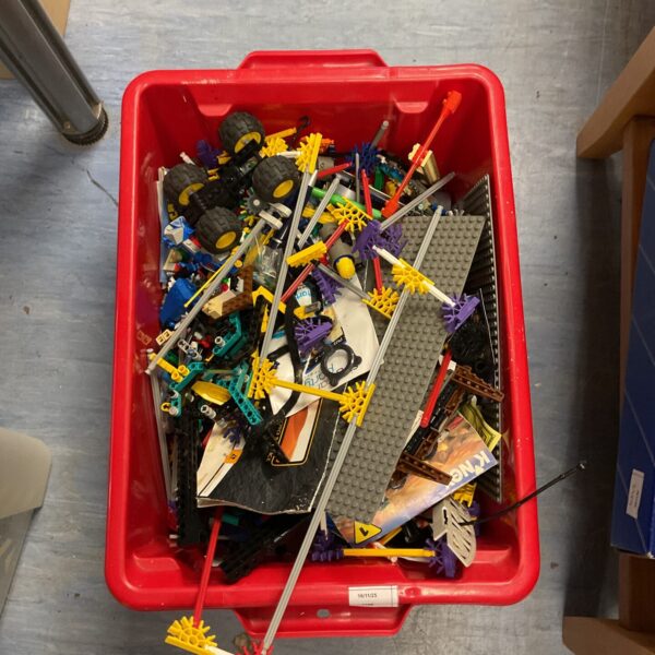Mixed lot of Lego and Knex building blocks and construction toys.