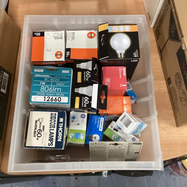 Mixed lot of various light bulbs including LED and filament styles.