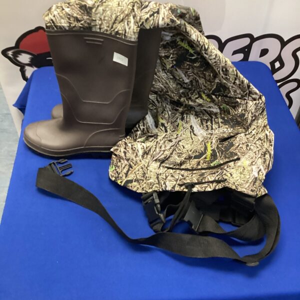 Size 11 Magreel chest waders for fishing and outdoor use.