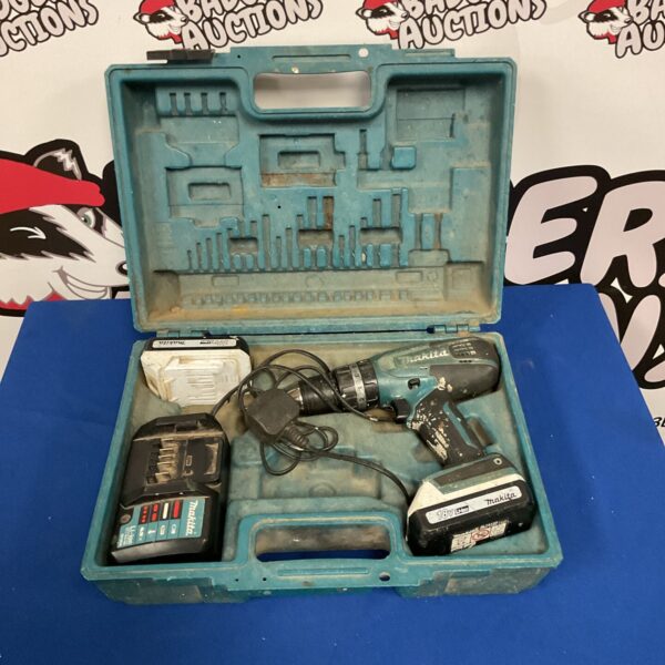 Makita 18v cordless drill set in original carry case.