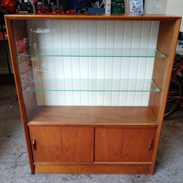 Vintage mid century display cabinet by Herbert e Gibbs.