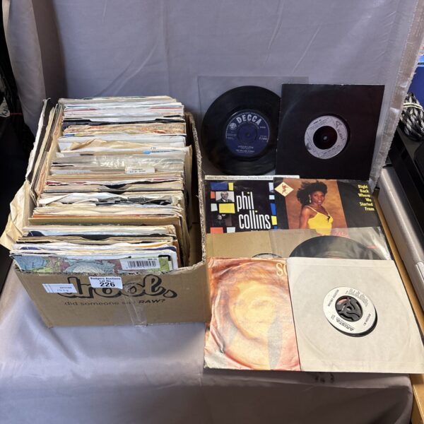 Mixed lot of vintage 7 inch vinyl singles for collectors.