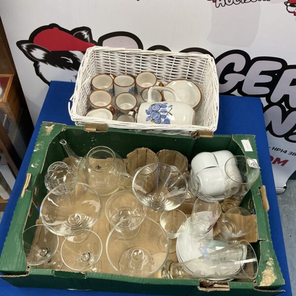 Mixed lot of vintage glass and pottery items for collectors.