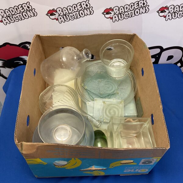 Mixed glassware lot including bowls, vases and plates.