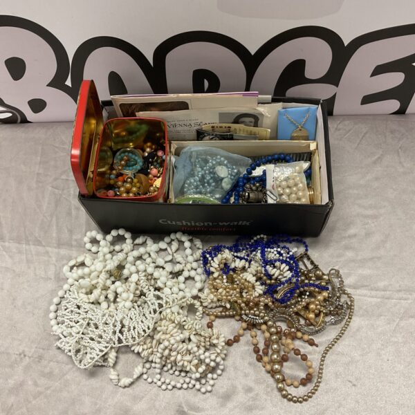 Mixed jewellery lot featuring pearl and shell necklaces.